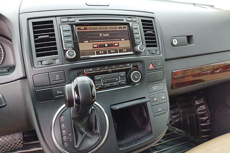 Used Volkswagen Multivan 2014 2.0 TSI Four-Wheel-Drive Executive Edition Audio And AC Panel