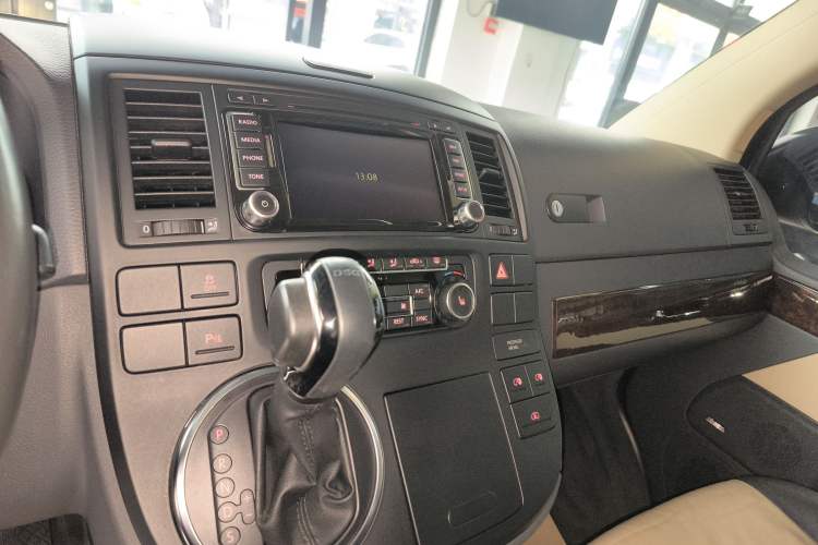 Used Volkswagen Multivan 2014 2.0 TSI Four-Wheel-Drive Executive Edition Audio And AC Panel