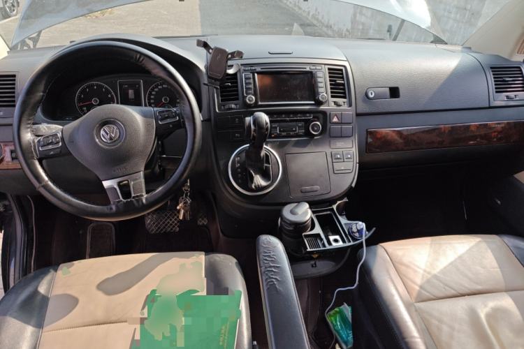 Used Volkswagen Multivan 2014 2.0 TSI Four-Wheel-Drive Executive Edition Center Console