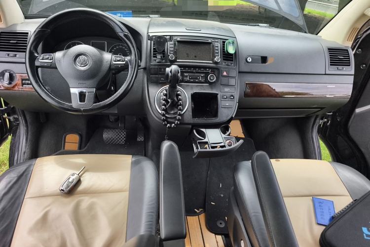 Used Volkswagen Multivan 2014 2.0 TSI Four-Wheel-Drive Executive Edition Center Console