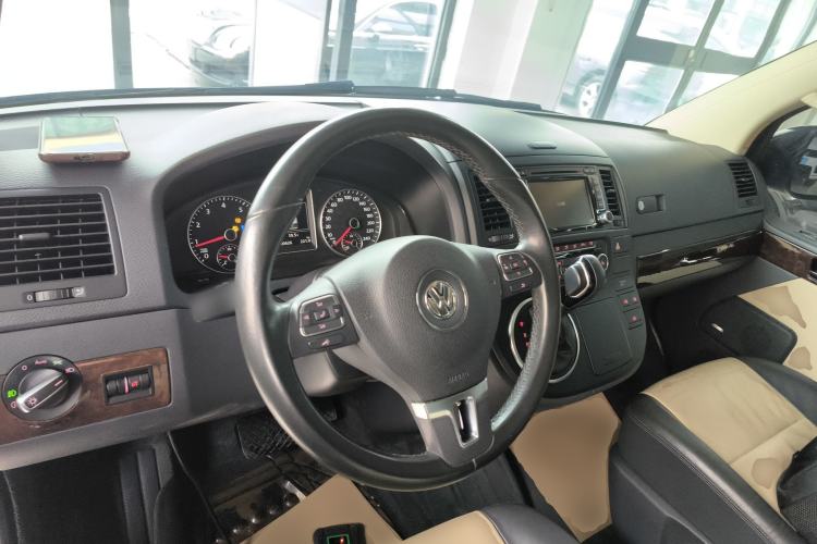 Used Volkswagen Multivan 2014 2.0 TSI Four-Wheel-Drive Executive Edition Center Console