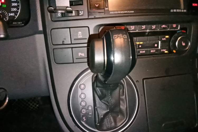 Used Volkswagen Multivan 2014 2.0 TSI Four-Wheel-Drive Executive Edition Gear Lever
