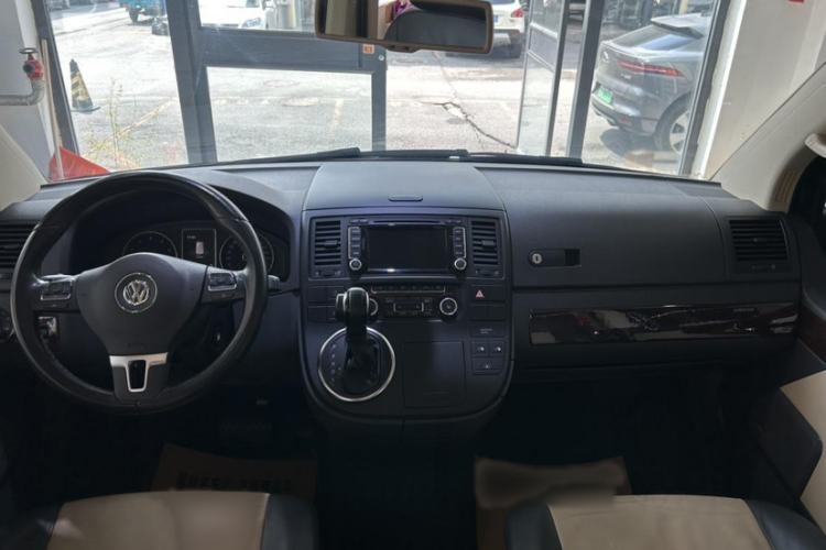 Used Volkswagen Multivan 2014 2.0 TSI Four-Wheel-Drive Executive Edition Interior 1