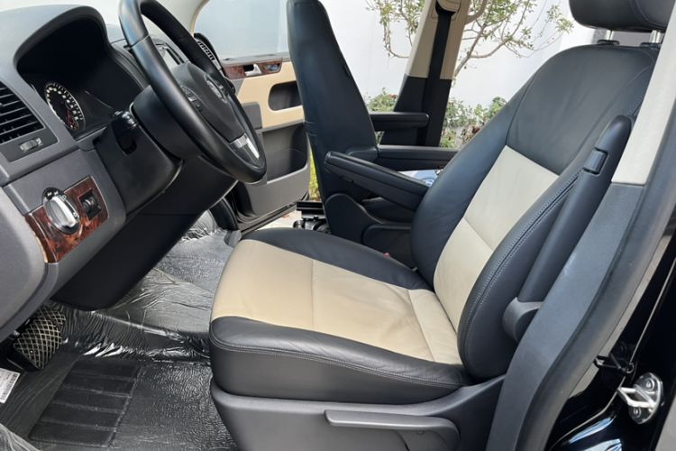 Used Volkswagen Multivan 2014 2.0 TSI Four-Wheel-Drive Executive Edition Interior 3
