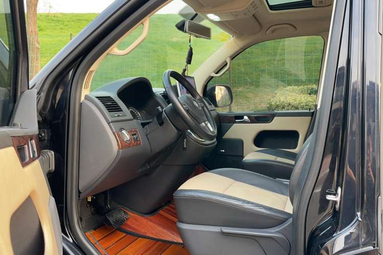 Used Volkswagen Multivan 2014 2.0 TSI Four-Wheel-Drive Executive Edition Interior 3