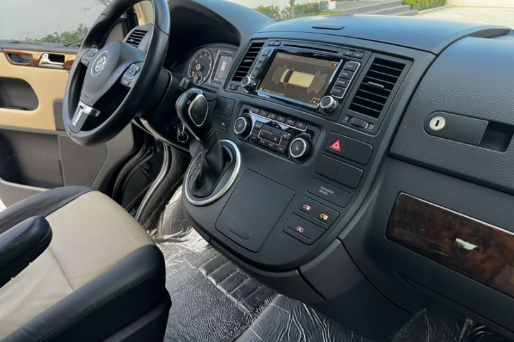 Used Volkswagen Multivan 2014 2.0 TSI Four-Wheel-Drive Executive Edition Interior 9