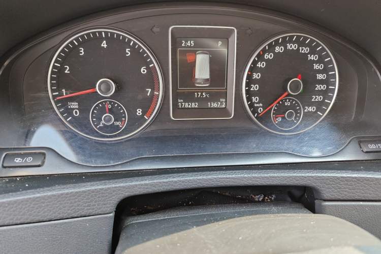 Used Volkswagen Multivan 2014 2.0 TSI Four-Wheel-Drive Executive Edition Odometer Close Up