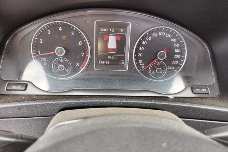 Used Volkswagen Multivan 2014 2.0 TSI Four-Wheel-Drive Executive Edition Odometer Close Up