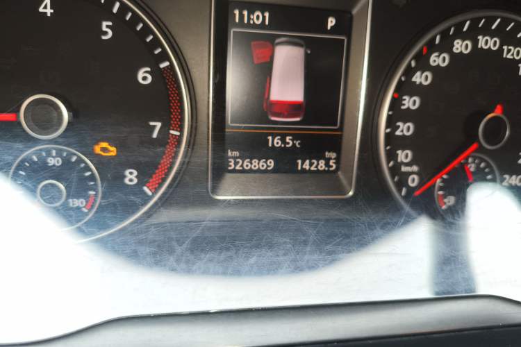 Used Volkswagen Multivan 2014 2.0 TSI Four-Wheel-Drive Executive Edition Odometer Close Up