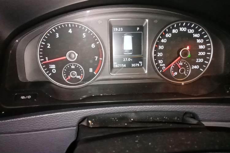 Used Volkswagen Multivan 2014 2.0 TSI Four-Wheel-Drive Executive Edition Odometer Close Up