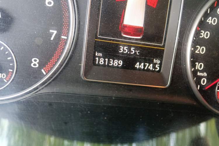 Used Volkswagen Multivan 2014 2.0 TSI Four-Wheel-Drive Executive Edition Odometer Close Up