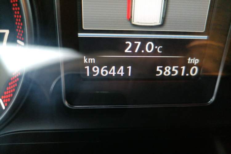 Used Volkswagen Multivan 2014 2.0 TSI Four-Wheel-Drive Executive Edition Odometer Close Up