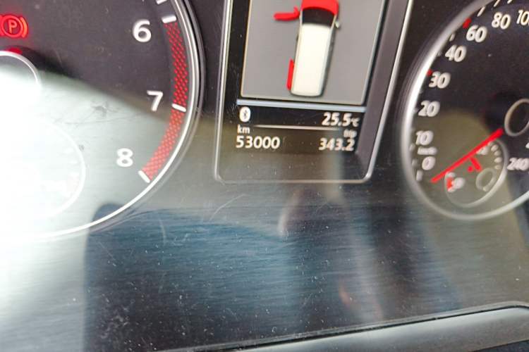 Used Volkswagen Multivan 2014 2.0 TSI Four-Wheel-Drive Executive Edition Odometer Close Up