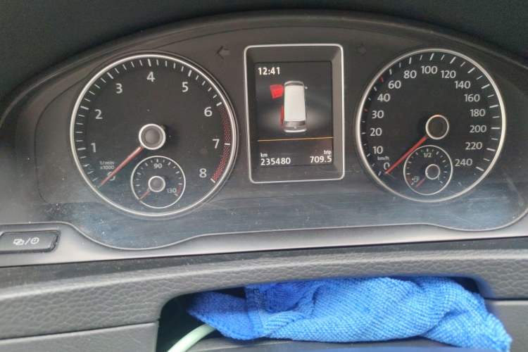 Used Volkswagen Multivan 2014 2.0 TSI Four-Wheel-Drive Executive Edition Odometer Close Up
