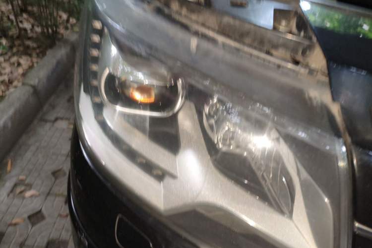 Used Volkswagen Multivan  Right Front Headlight