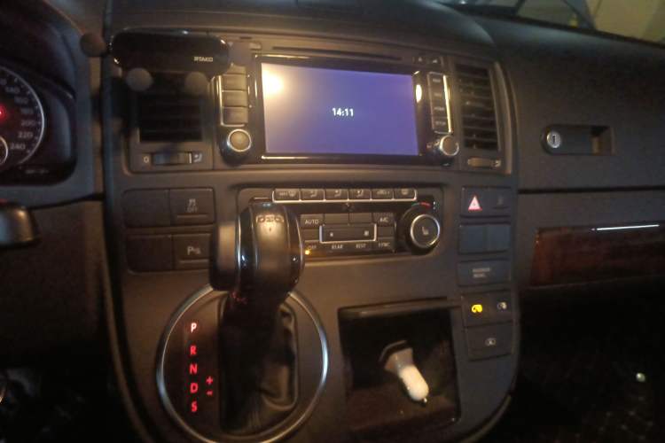Used Volkswagen Multivan 2014 2.0 TSI Four-Wheel-Drive Executive Edition Audio And AC Panel