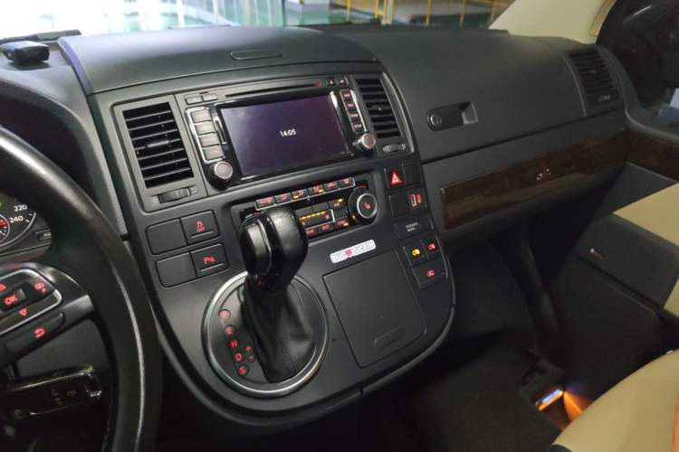 Used Volkswagen Multivan 2014 2.0 TSI Four-Wheel-Drive Executive Edition Audio And AC Panel