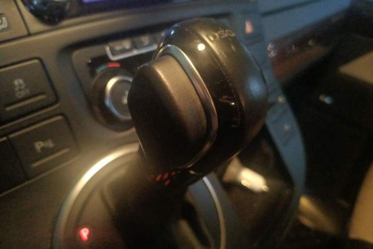 Used Volkswagen Multivan 2014 2.0 TSI Four-Wheel-Drive Executive Edition Gear Lever