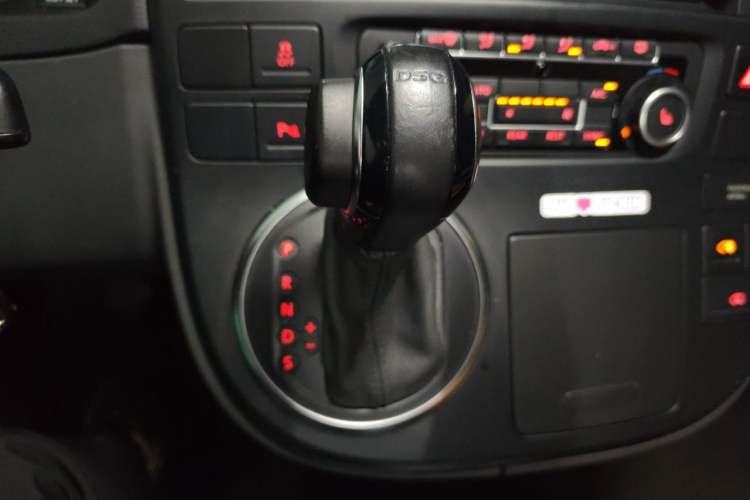 Used Volkswagen Multivan 2014 2.0 TSI Four-Wheel-Drive Executive Edition Gear Lever