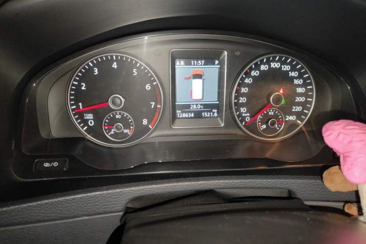 Used Volkswagen Multivan 2014 2.0 TSI Four-Wheel-Drive Executive Edition Odometer Close Up
