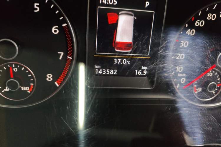 Used Volkswagen Multivan 2014 2.0 TSI Four-Wheel-Drive Executive Edition Odometer Close Up