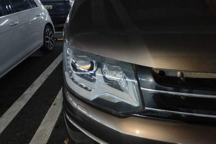 Used Volkswagen Multivan 2014 2.0 TSI Four-Wheel-Drive Executive Edition Right Front Headlight