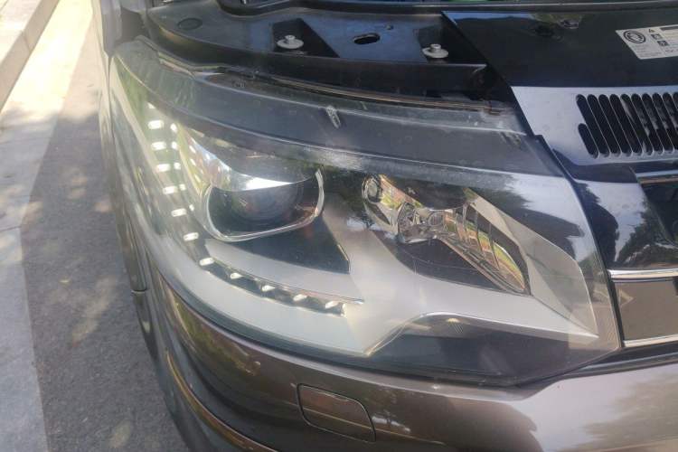 Used Volkswagen Multivan  Right Front Headlight