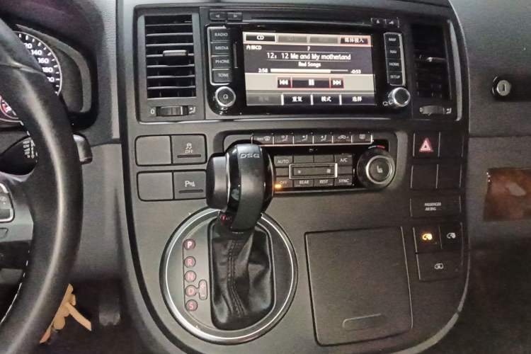Used Volkswagen Multivan 2014 2.0 TSI Four-Wheel-Drive Executive Edition Audio And AC Panel