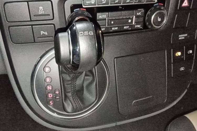 Used Volkswagen Multivan 2014 2.0 TSI Four-Wheel-Drive Executive Edition Gear Lever