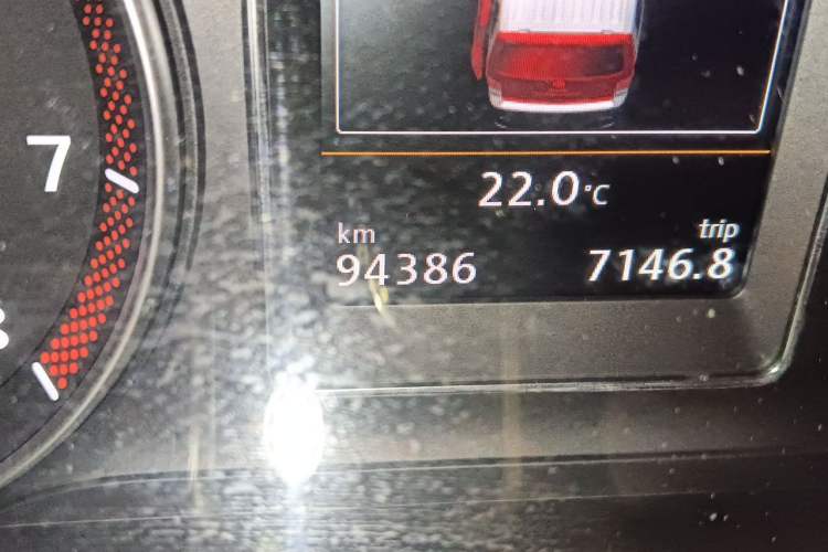 Used Volkswagen Multivan 2014 2.0 TSI Four-Wheel-Drive Executive Edition Odometer Close Up