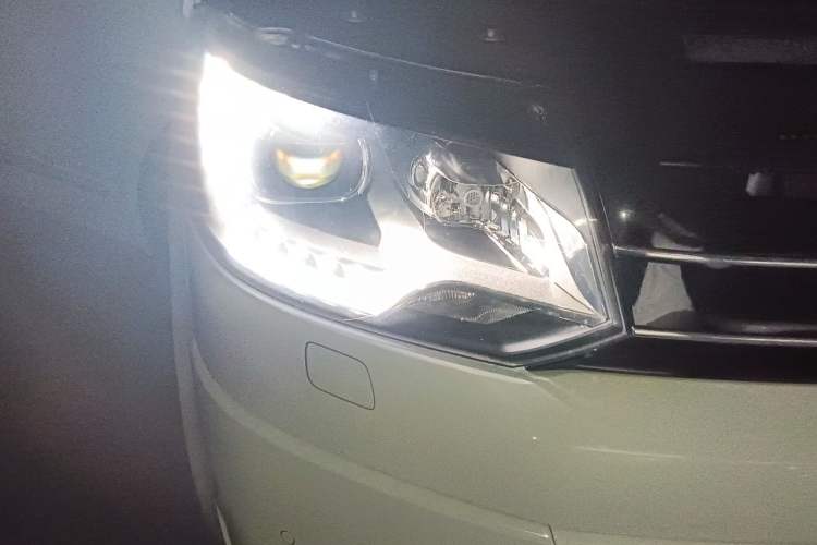 Used Volkswagen Multivan 2014 2.0 TSI Four-Wheel-Drive Executive Edition Right Front Headlight