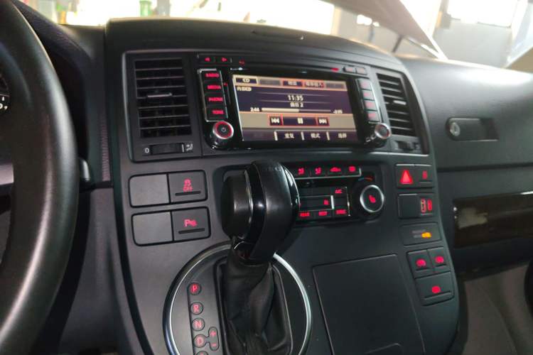 Used Volkswagen Multivan 2014 2.0 TSI Four-Wheel-Drive Executive Edition Audio And AC Panel