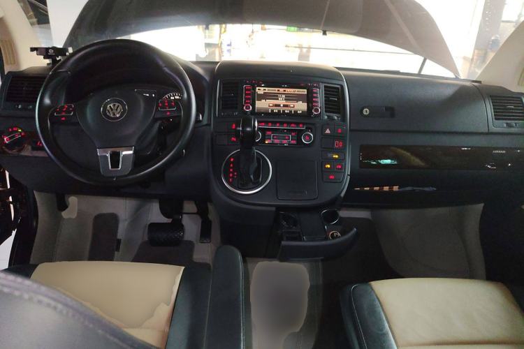 Used Volkswagen Multivan 2014 2.0 TSI Four-Wheel-Drive Executive Edition Center Console