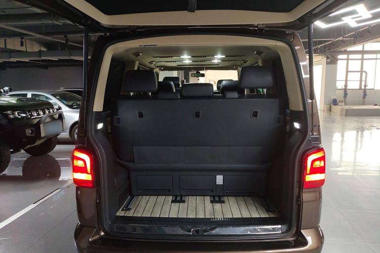 Used Volkswagen Multivan 2014 2.0 TSI Four-Wheel-Drive Executive Edition Trunk