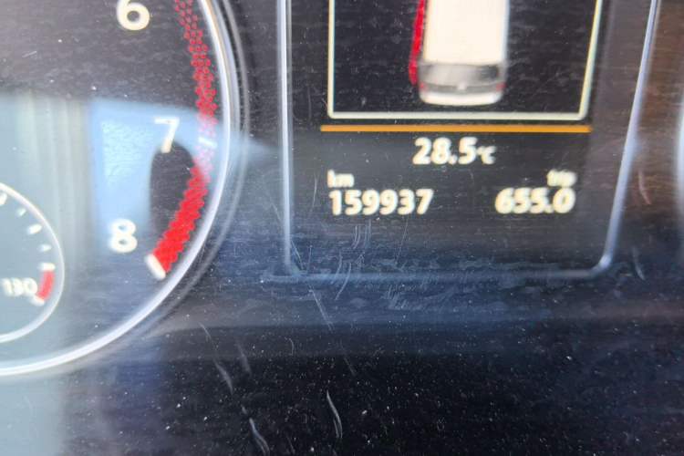 Used Volkswagen Multivan 2015 2.0 TSI Four-Wheel Drive 65th Anniversary Limited Edition Odometer Close Up