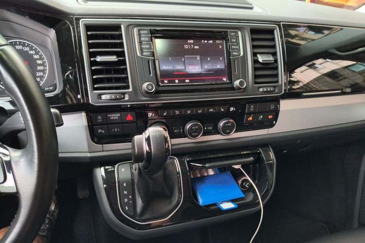 Used Volkswagen Multivan 2016 2.0 TSI 4x4 Premium Edition 7-Seater Audio And AC Panel