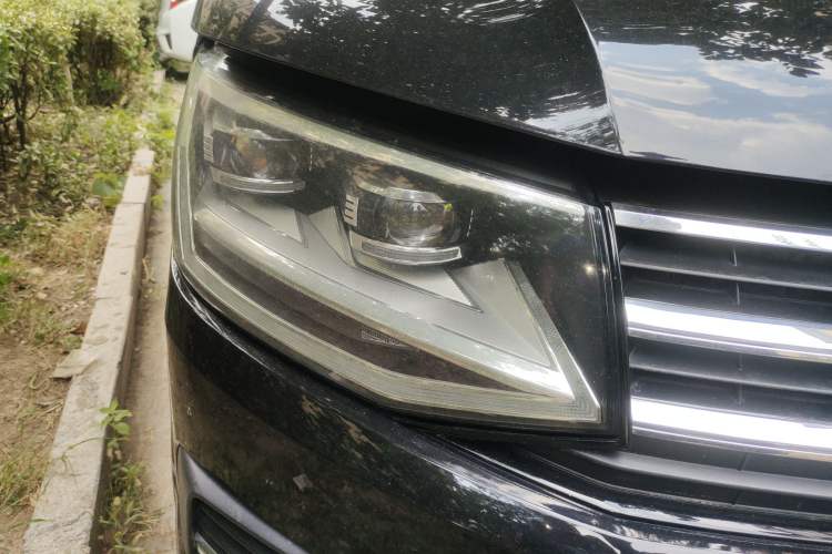 Used Volkswagen Multivan 2016 2.0 TSI Two-Wheel Drive Luxury Edition 7 Seats Right Front Headlight