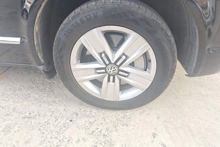 Used Volkswagen Multivan 2016 2.0 TSI 4x4 Premium Edition 7-Seater Right Front Wheel Hub