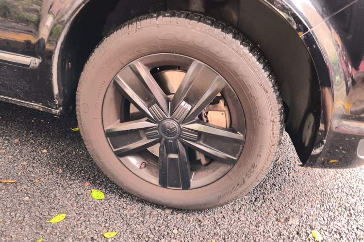 Used Volkswagen Multivan 2016 2.0 TSI 4x4 Premium Edition 7-Seater Right Front Wheel Hub