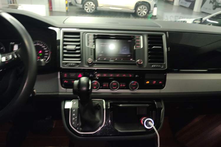 Used Volkswagen Multivan 2016 2.0 TSI Two-Wheel Drive Luxury Edition 7 Seats Audio And AC Panel