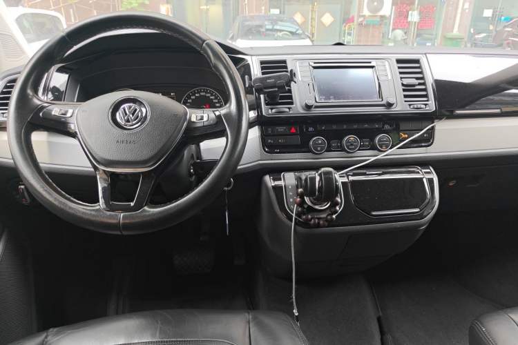 Used Volkswagen Multivan 2016 2.0 TSI Two-Wheel Drive Luxury Edition 7 Seats Center Console