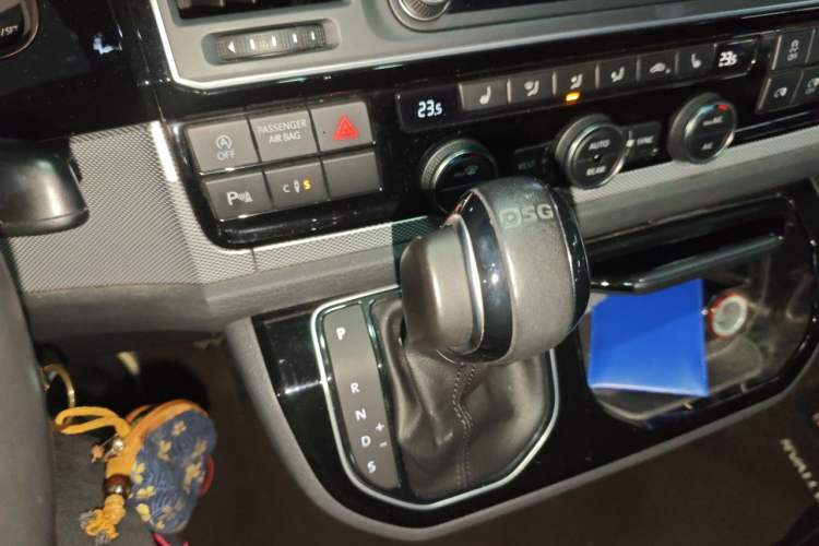 Used Volkswagen Multivan 2016 2.0 TSI 4x4 Premium Edition 7-Seater Gear Lever
