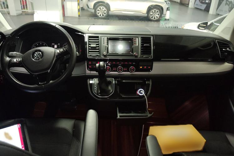Used Volkswagen Multivan 2016 2.0 TSI Two-Wheel Drive Luxury Edition 7 Seats Interior 2