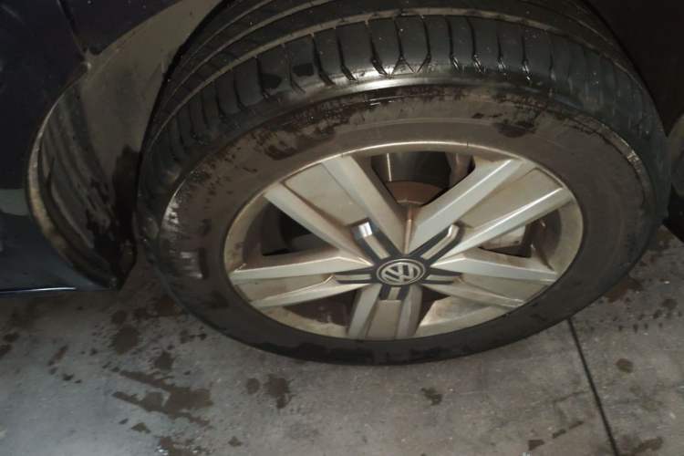 Used Volkswagen Multivan 2016 2.0 TSI 4x4 Premium Edition 7-Seater Right Front Wheel Hub