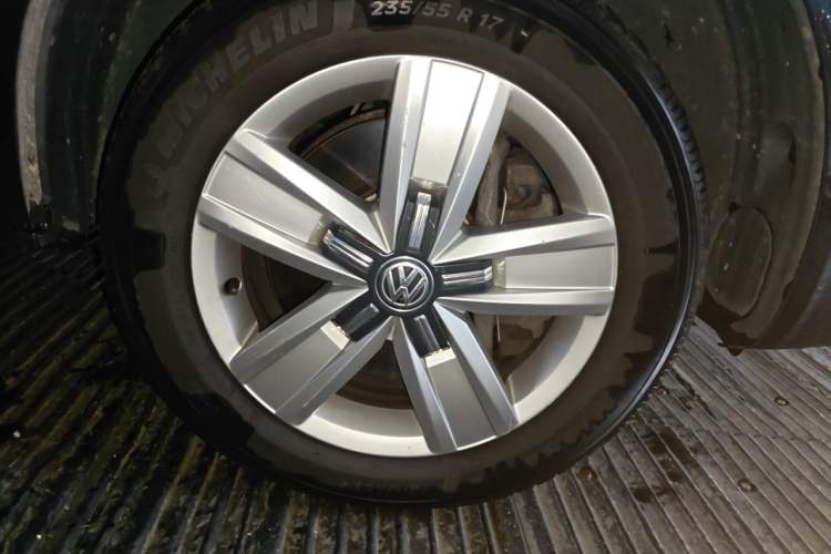 Used Volkswagen Multivan 2016 2.0 TSI 4x4 Premium Edition 7-Seater Right Front Wheel Hub