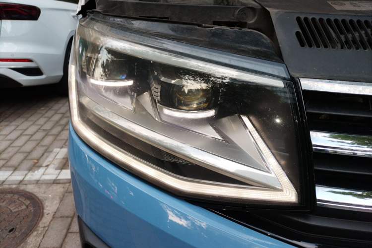 Used Volkswagen Multivan 2016 2.0 TSI Two-Wheel Drive Luxury Edition 7 Seats Right Front Headlight