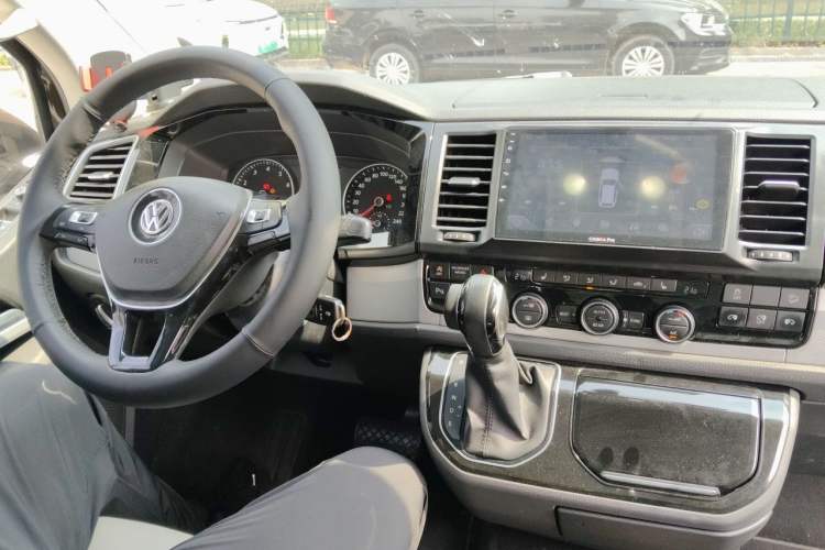 Used Volkswagen Multivan 2016 2.0 TSI 4x4 Premium Edition 7-Seater Center Console
