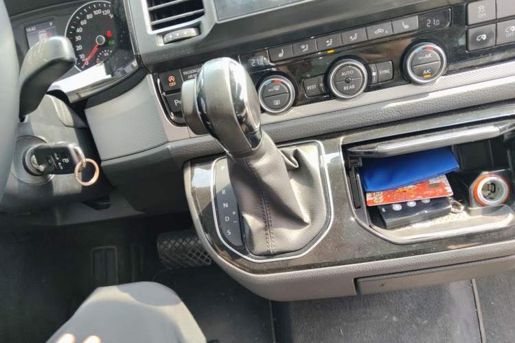 Used Volkswagen Multivan 2016 2.0 TSI 4x4 Premium Edition 7-Seater Gear Lever