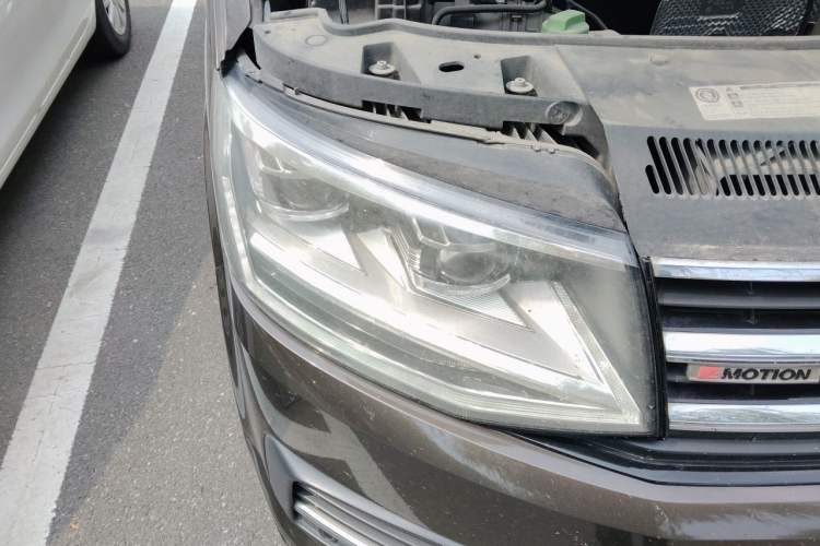 Used Volkswagen Multivan 2016 2.0 TSI 4x4 Premium Edition 7-Seater Right Front Headlight