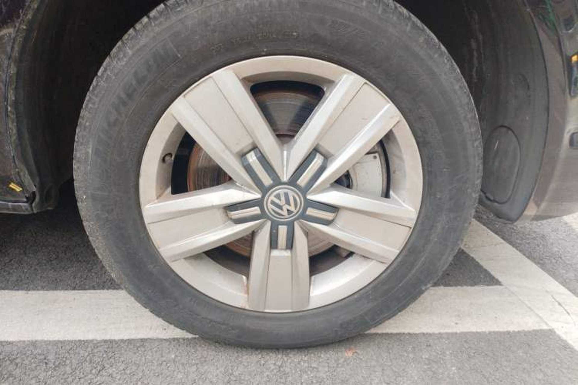 Used Volkswagen Multivan 2016 2.0 TSI 4x4 Premium Edition 7-Seater Right Front Wheel Hub